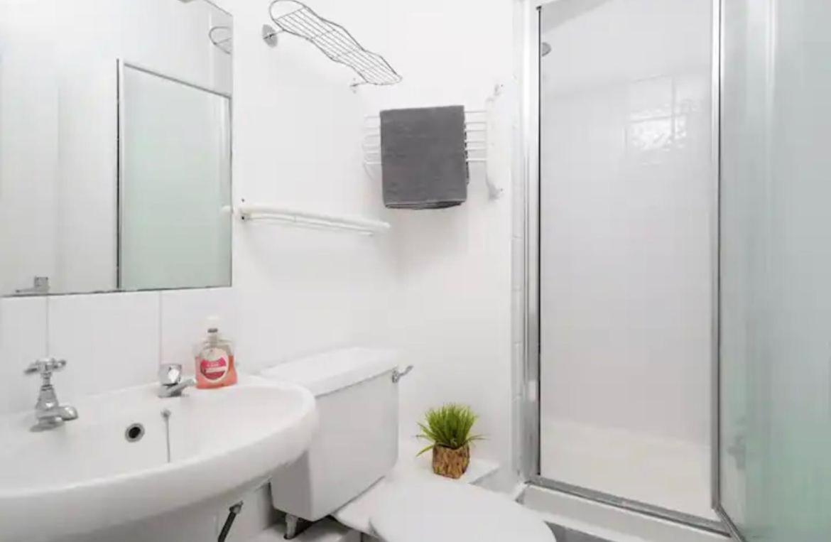 2 Bedroom Flat Sw9 -2min Walk From Brixton Station, Free Off Road Parking Appartement