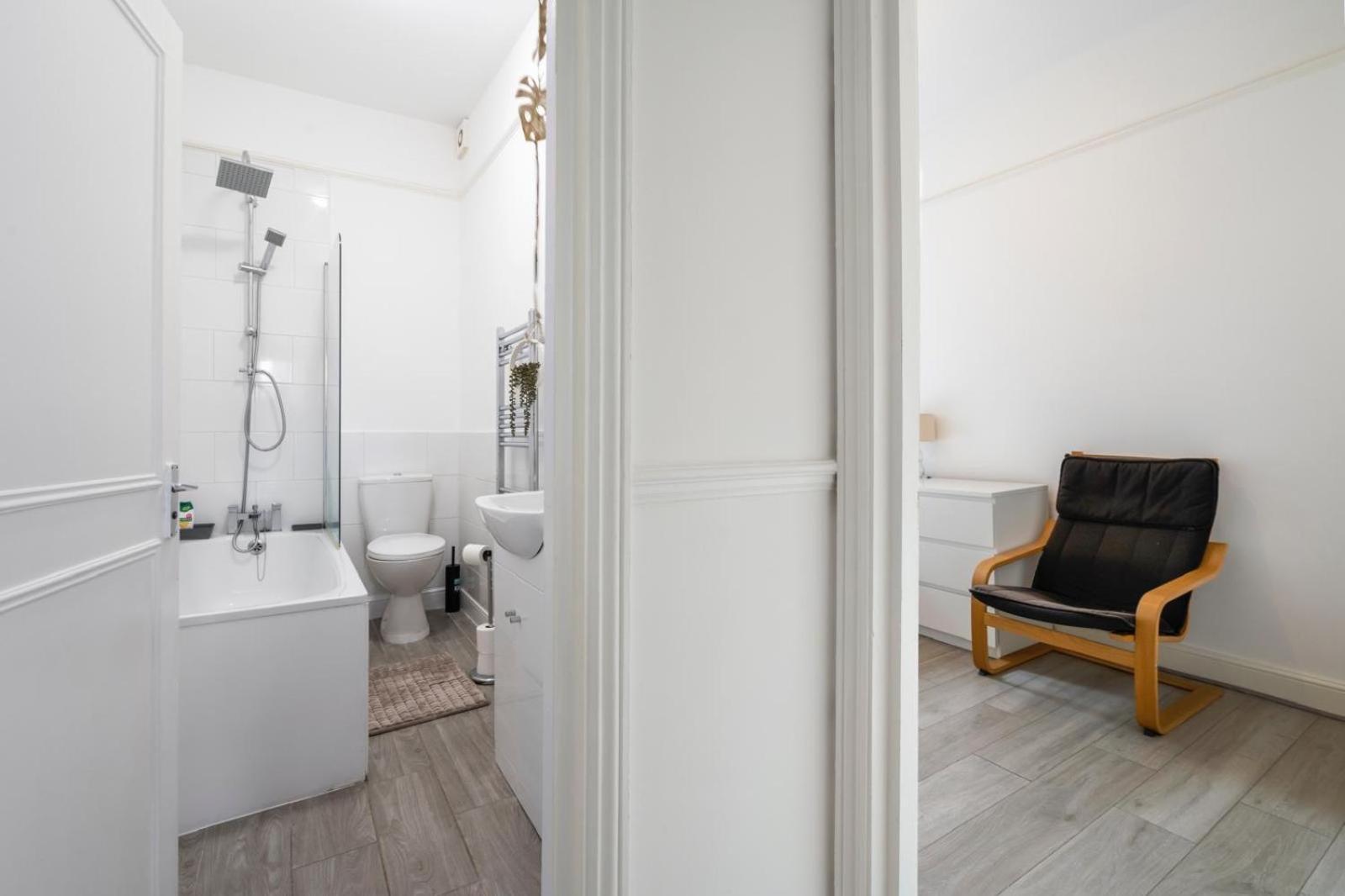 2 Bedroom Flat Sw9 -2min Walk From Brixton Station, Free Off Road Parking Londen