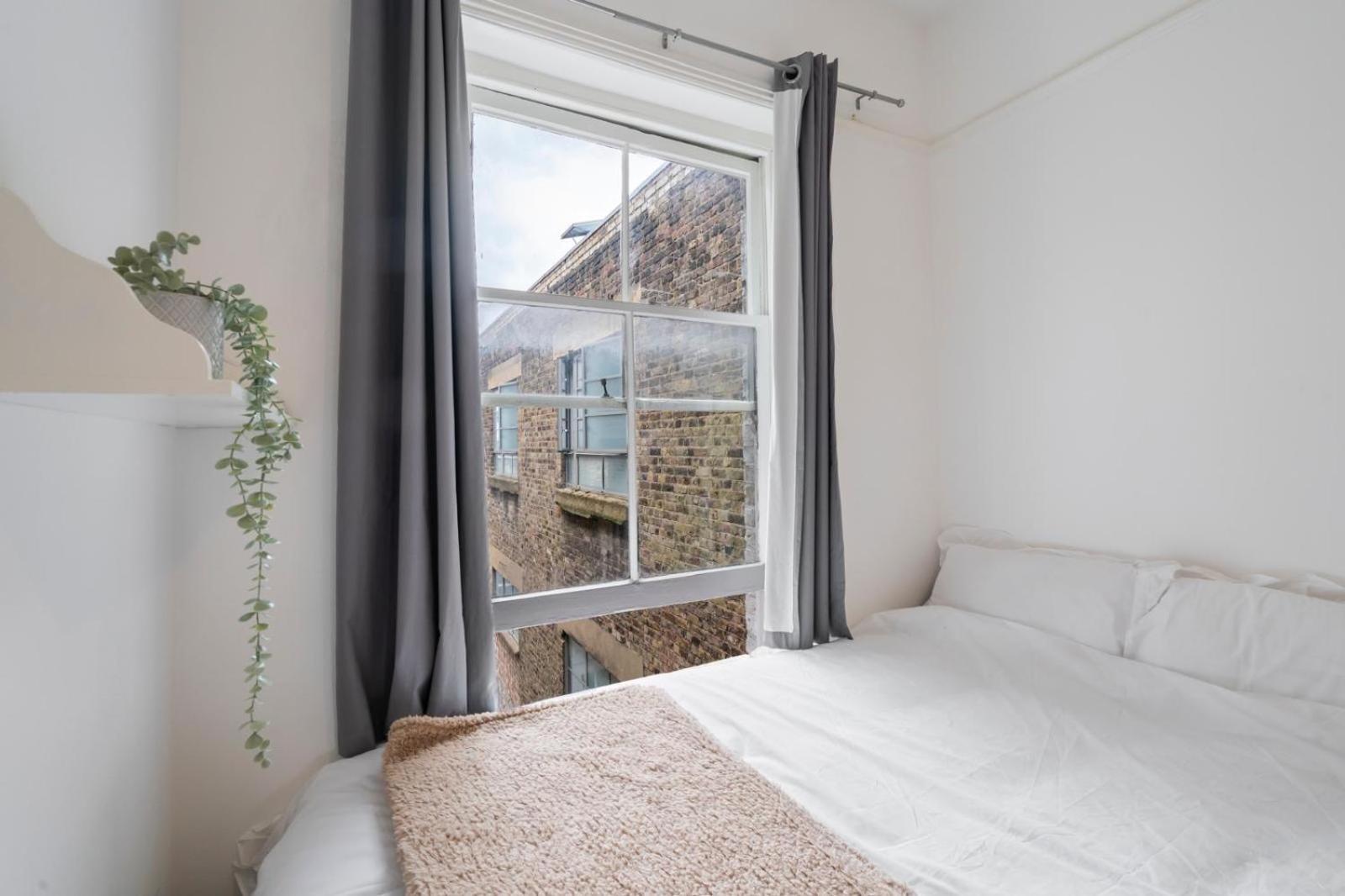2 Bedroom Flat Sw9 -2min Walk From Brixton Station, Free Off Road Parking * Londen