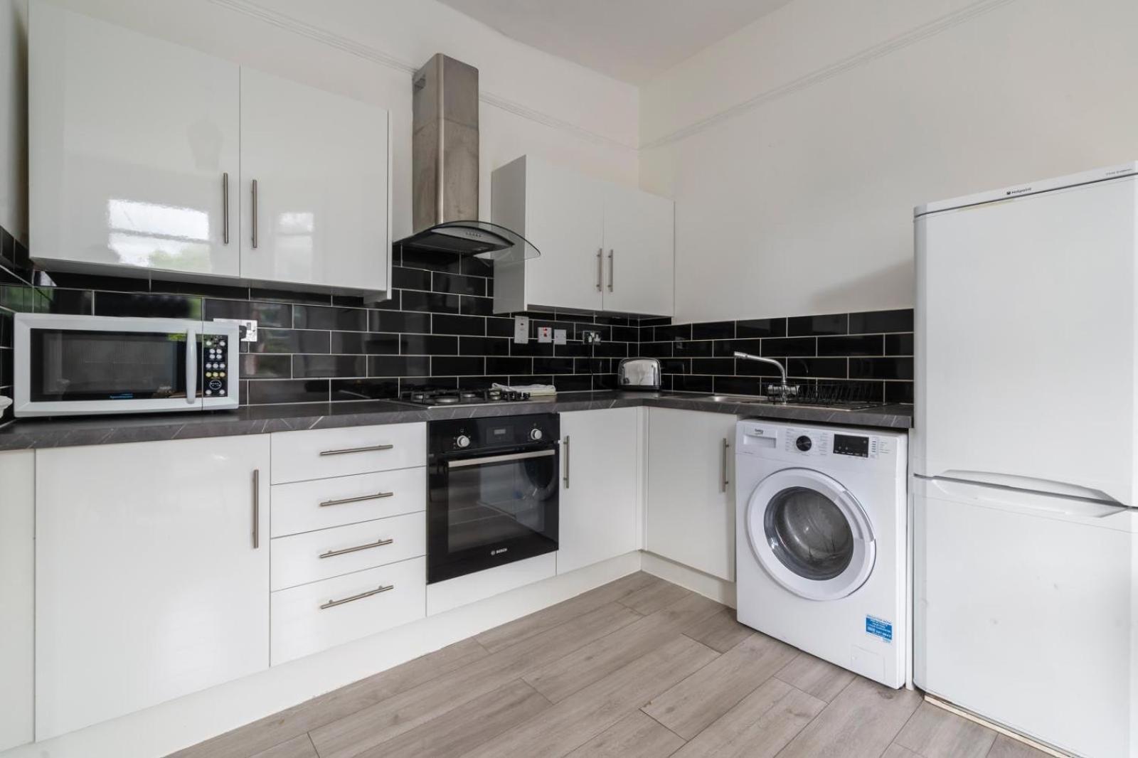 2 Bedroom Flat Sw9 -2min Walk From Brixton Station, Free Off Road Parking Londen