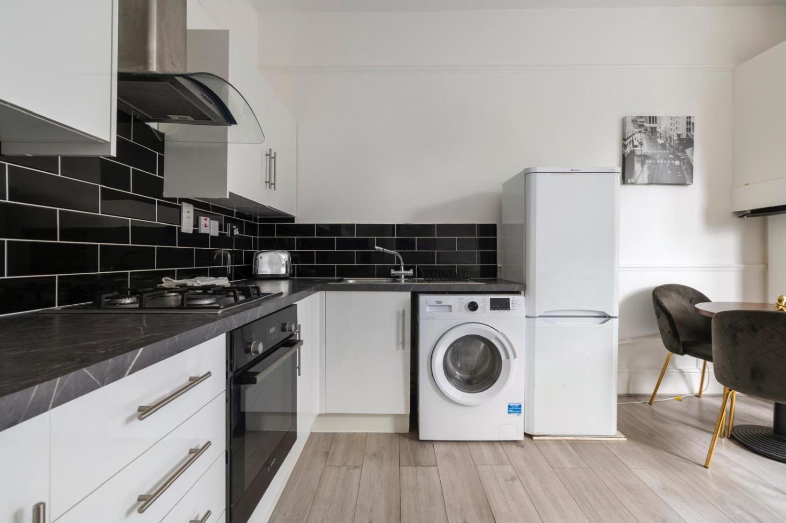 2 Bedroom Flat Sw9 -2min Walk From Brixton Station, Free Off Road Parking Appartement