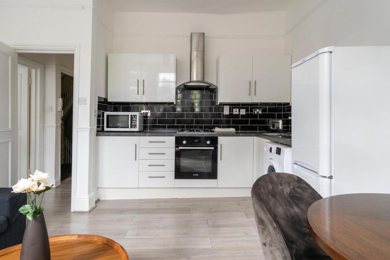 Appartement 2 Bedroom Flat Sw9 -2min Walk From Brixton Station, Free Off Road Parking *