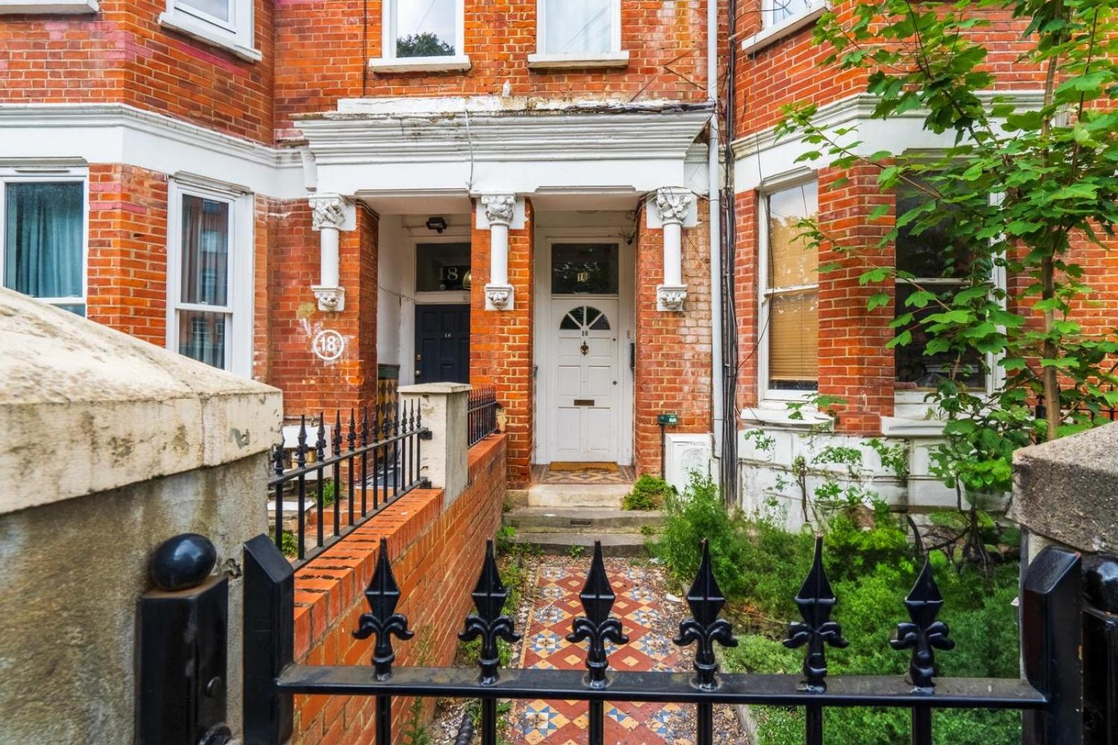 2 Bedroom Flat Sw9 -2min Walk From Brixton Station, Free Off Road Parking Londen