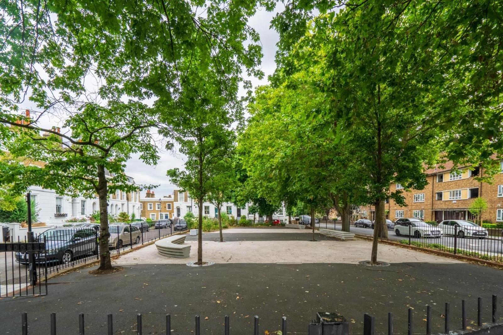 2 Bedroom Flat Sw9 -2min Walk From Brixton Station, Free Off Road Parking * Londen