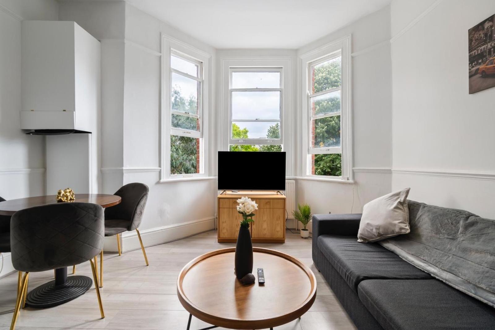 Appartement 2 Bedroom Flat Sw9 -2min Walk From Brixton Station, Free Off Road Parking *