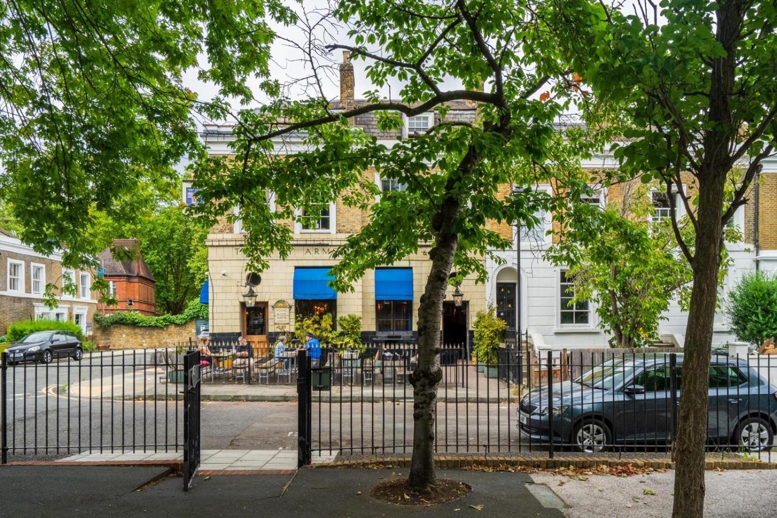 2 Bedroom Flat Sw9 -2min Walk From Brixton Station, Free Off Road Parking Londen